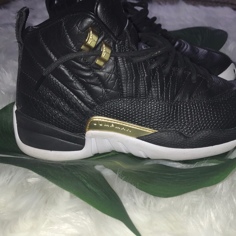 Black and gold women’s Jordan size 9